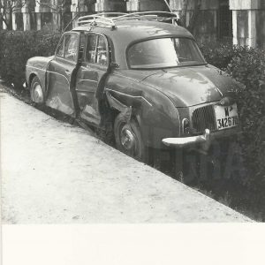 Automóvil accidentado en el arcén de la Carrera de Andalucía en la Plaza de San Antonio en Aranjuez