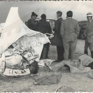 Automóvil accidentado en la carretera, con herido en suelo y guardias civiles hablando con otras personas