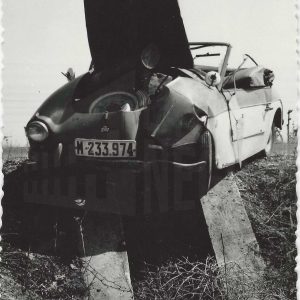 Automóvil descapotable accidentado fuera de la calzada