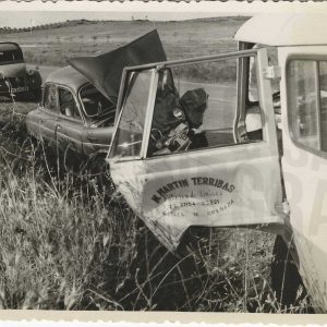 Automóviles accidentados en el arcén de carretera