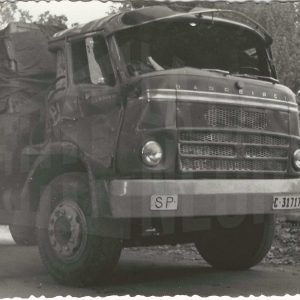 Un hombre al lado de un camión Barreiros accidentado