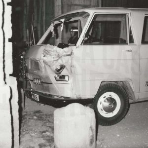 Furgoneta DKW accidentada en los arcos de la Plaza de San Antonio en Aranjuez