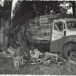 Camión Ebro con carga de cervezas Mahou accidentado en las Doce Calles en Aranjuez