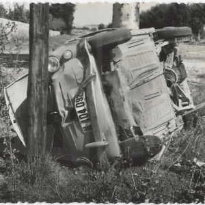 Automóvil volcado fuera de la calzada