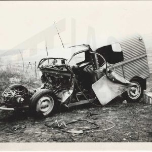 Citroën Dyane 6 Furgoneta accidentado con fallecidos en su interior cubiertos por mantas