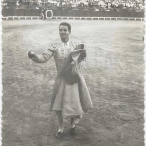 Diego Puerta saludando al público desde el albero de la Plaza de Toros de Aranjuez