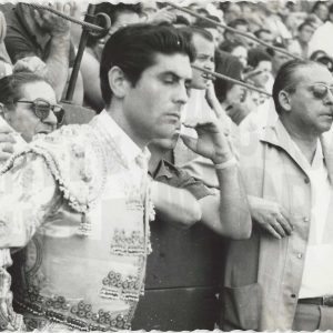 Jaime Ostos en el callejón de la Plaza de Toros de Aranjuez  durante una corrida
