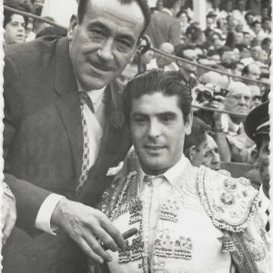 Jaime Ostos en callejón junto al Alcalde de Aranjuez Manuel García Moreno durente corrida de toros