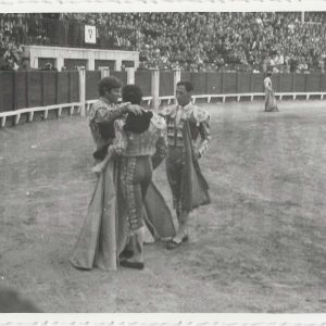«El Cordobés» y otros dos toreros se saludan en el albero en la Plaza de Toros de Aranjuez