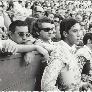 Toreros y otras personas en el callejón de la Plaza de Toros de Aranjuez