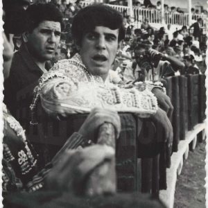 Blas Romero «El Platanito» en la barrera de la Plaza de Toros de Aranjuez