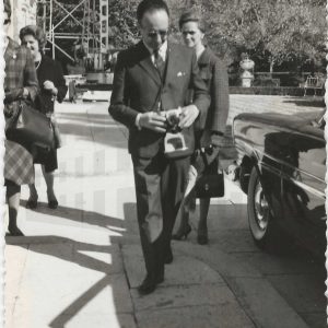 Un fotógrafo y otras personas en la entrada de la Real Casa del Labrador, en Aranjuez