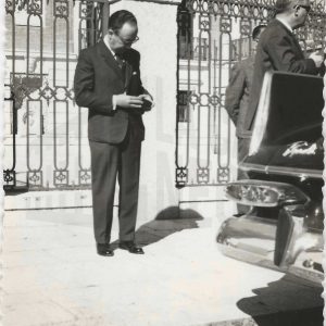 Un fotógrafo y otras personas en la entrada de la Real Casa del Labrador, en Aranjuez