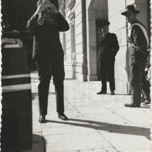 Un fotógrafo y otras personas en la entrada de la Real Casa del Labrador, en Aranjuez