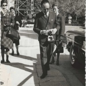 Un fotógrafo y otras personas en la entrada de la Real Casa del Labrador, en Aranjuez