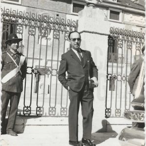 Un fotógrafo y otras personas en la entrada de la Real Casa del Labrador, en Aranjuez
