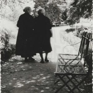 Dos señoras mayores paseando por el Jardín del Parterre en Aranjuez