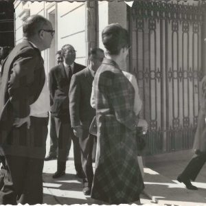 Grupo de personas entrando a la Real Casa del Labrador en Aranjuez