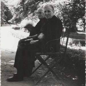 Dos señoras mayores sentadas en un banco del Jardín del Parterre en Aranjuez