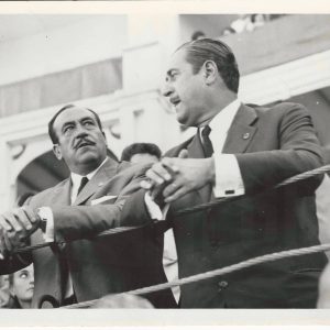 El Alcalde de Aranjuez, Manuel García Moreno, con otra persona en contrabarrera en la Plaza de Toros de Aranjuez