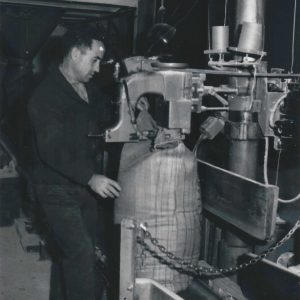 Operario llenando un saco con una máquina