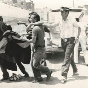 Miembros de la Policía Local y la Cruz Roja trasladan a un arbitro agredido  durante un partido del Aranjuez C.F.