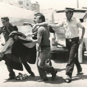 Miembros de la Policía Local y la Cruz Roja trasladan a un arbitro agredido  durante un partido del Aranjuez C.F.