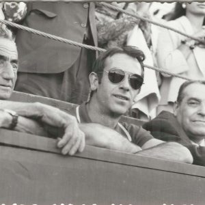 El torero Luis Segura junto al Inspector de Arte de Patrimonio Nacional, Sr. Oliveras, y al Conserje de la Plaza de Toros de Aranjuez