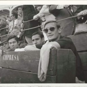 Los futbolistas Ignacio Zoco, Félix Ruiz y Pedro de Felipe en la barrera de la Plaza de Toros de Aranjuez durante una corrida