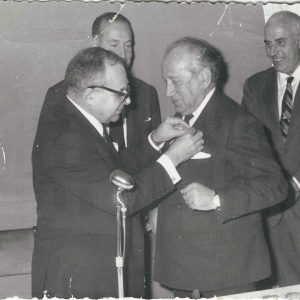 El Presidente de la Federación Castellana de Natación, José Iglesias, le impone el Emblema de oro a Manuel Valdes Larrañaga