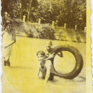 Chicos jugando con una rueda neumatica en la playa del gango del »Jaro», actualmente isla enfrente de la presa de placio.