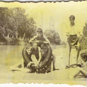 Chicos jugando con una rueda neumatica en la playa del gango del »Jaro», actualmente isla enfrente de la Presa de Palacio en Aranjuez
