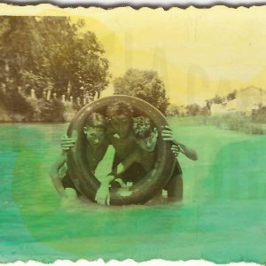 Chicos jugando con una rueda neumatica en la playa del gango del »Jaro», actualmente isla enfrente de la Presa de Palacio en Aranjuez