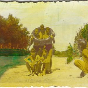 Chicos jugando con una rueda neumatica en la playa del gango del »Jaro», actualmente isla enfrente de la Presa de Palacio en Aranjuez