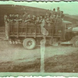 Grupo de escolares en el remolque de un camión parado en un arcén