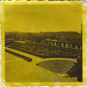 Parterre con escaleras semicirculares.