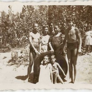 Varios niños con una rueda neumatica en la playa del gango del »Jaro», actualmente isla enfrente de la Presa de Palacio en Aranjuez