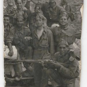 Foto grupal de jovenes militares.