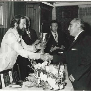 Adrián Piera, Presidente de la Cámara de Comercio e Industria de Madrid, hace entrega de un trofeo a un señor
