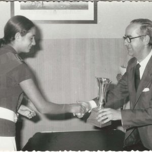 Aurora Collado recibiendo un trofeo en Aranjuez