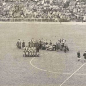 Un equipo de fútbol es fotografiado en el Estadio Santiago Bernabéu