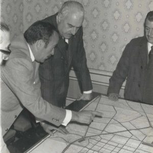 El Alcalde de Aranjuez, Manuel García Moreno, enseña los planos del nuevo Polígono de Las Aves al Gobernador Civil de Madrid, Jesús López-Cancio