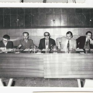 El Alcalde de Aranjuez, Antonio Clavet, junto al Presidente de la Diputación Provincial de Madrid, Carlos González-Bueno, y a otras personas en un estrado