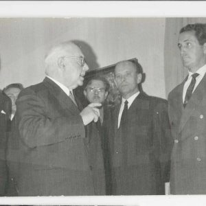 El Ministro de Industria, Gregorio López-Bravo, escuchando una explicación durante una visita a Aranjuez