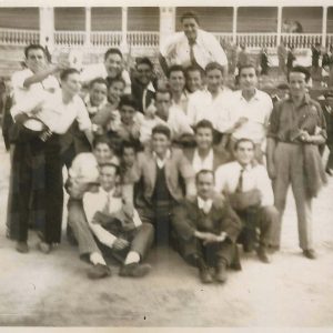 Grupo de hombres posando en el ruedo de la Plaza de Toros de Aranjuez.
