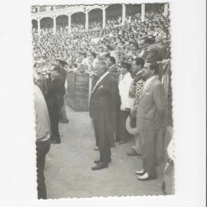 Público en el tendido y en el callejón de la Plaza de Toros de Aranjuez.