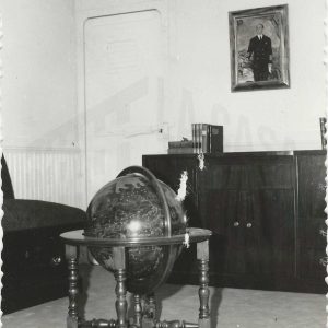 Globo terráqueo y otros muebles en una habitación