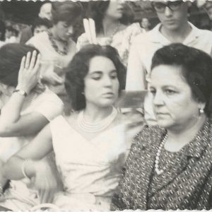 Varias personas entre el público de un evento