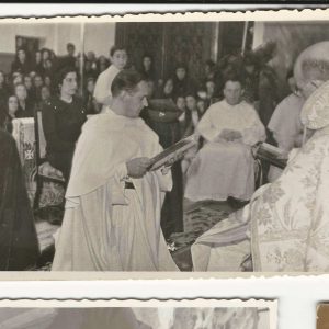 Varios sacerdotes y otras personas en una ceremonia religiosa