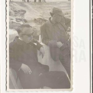 Dos hombres descansado sobre unas gradas en un evento